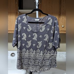 Maurices 24/7 Gray Paisley Short Sleeve Cuffed V-Neck Top Women's Size M